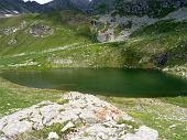 28 Meraviglioso laghetto verde a ridosso del piu' vasto lago di Val Sambuzza
